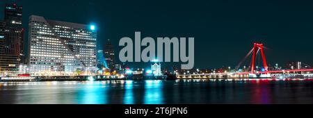 Spettacolare vista notturna di Rotterdam dal mare: Scoprite la bellezza della città di notte Foto Stock