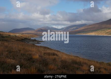 Loch Glascarnoch è un bacino idrico lungo 7 chilometri (4,3 mi) negli altopiani della Scozia tra Ullapool e Inverness, Regno Unito Foto Stock