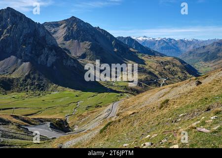 Vista a ovest dal passo del col du Tourmalet nei Pirenei francesi Foto Stock