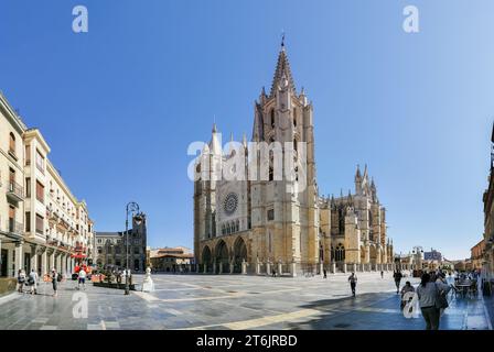 Leon Spagna - 07 04 2021: Vista alla Plaza de Regla, con i turisti in visita e la Cattedrale di Santa Maria de Regla de Leon come sfondo, Leon Downtown, S. Foto Stock