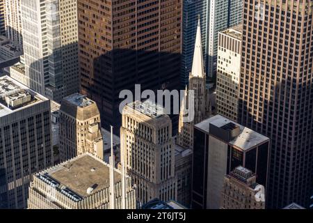Il Chicago Board of Trade Building e la First United Methodist Church si trovano a pochi isolati di distanza nel Loop. L’edificio del Board of Trade è stato completato nel 1930 in stile Art Déco, il suo tetto a gradini è coronato da una statua della dea romana Cerere. La guglia bianca della First United Methodist Church, nota anche come Chicago Temple, è considerata la guglia più alta del mondo con i suoi 173 metri. La veduta si affaccia sul Loop dal Willis Tower Skydeck. Completato nel 1974, il Willis Tower alto 443 metri è stato a lungo conosciuto come Sears Tower. È stato l’edificio più alto del mondo fino al 1998. Foto Stock