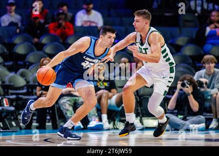 10 novembre 2023: L'attaccante dei Liberty Flames Kyle Rode (22) guida l'attaccante dei Charlotte 49ers Igor Milicic Jr. (24) durante la prima metà del match ''He Gets Us' Hall of Fame Series 2023 allo Spectrum Center di Charlotte, NC. (Scott Kinser/CSM) (immagine di credito: © Scott Kinser/Cal Sport Media) Foto Stock