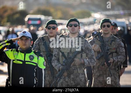 Istanbul, Turchia. 10 novembre 2023. Gli agenti di polizia sono in silenzio alle 09:05 per commemorare il momento della morte di Mustafa Kemal Ataturk, fondatore della Repubblica di Turchia, nel 85° anniversario della sua scomparsa al Ponte dei Martiri del 15 luglio a Istanbul. (Immagine di credito: © Onur Dogman/SOPA Images via ZUMA Press Wire) SOLO PER USO EDITORIALE! Non per USO commerciale! Foto Stock