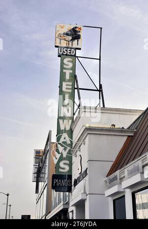 Insegna per il negozio che vende pianoforti usati a Los Angeles, California, USA Foto Stock