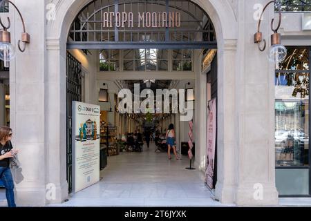 Salonicco, Grecia - 22 settembre 2023: Veduta dell'ingresso dei negozi al coperto del famoso mercato Modiano Agora a Salonicco, Grecia Foto Stock