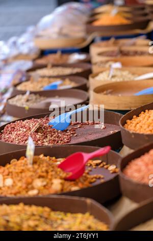 Vista di varie arachidi e altre frutta secca e semi sani presso il famoso mercato all'aperto Kapani a Salonicco in Grecia Foto Stock