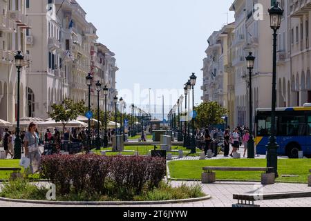 Salonicco, Grecia - 22 settembre 2023 : veduta della trafficata piazza Aristotelous e del mare sullo sfondo a Salonicco Grecia Foto Stock