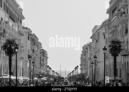 Salonicco, Grecia - 22 settembre 2023 : veduta della trafficata piazza Aristotelous e del mare sullo sfondo a Salonicco Grecia Foto Stock