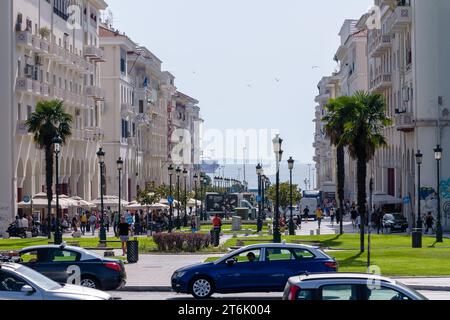 Salonicco, Grecia - 22 settembre 2023 : veduta della trafficata piazza Aristotelous e del mare sullo sfondo a Salonicco Grecia Foto Stock