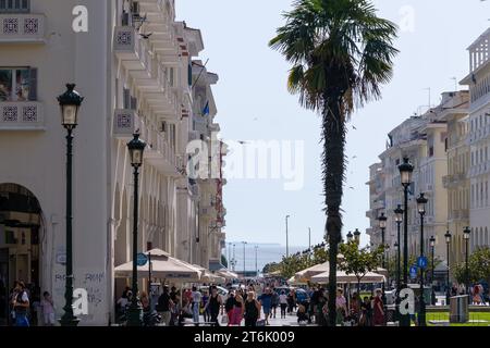 Salonicco, Grecia - 22 settembre 2023 : veduta della trafficata piazza Aristotelous e del mare sullo sfondo a Salonicco Grecia Foto Stock