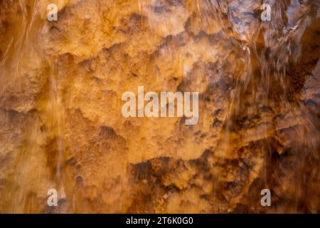 Lunga esposizione di acqua che scorre su Orange Rock nel Capitol Reef National Park Foto Stock