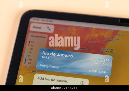 New York, USA - 8 ottobre 2023: Controllo della temperatura all'esterno della città di Rio De Janeiro sulla vista ravvicinata dell'app online ipad tablet Foto Stock