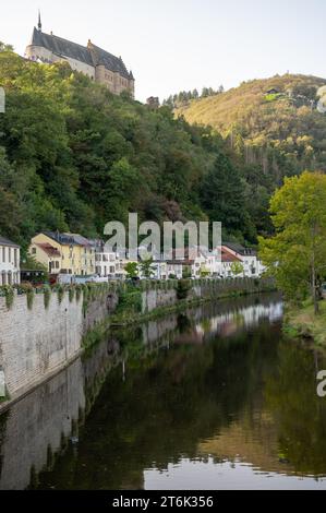 La vista del comune medievale di Vianden con lo status di città a Oesling, Lussemburgo nord-orientale, capitale del cantone di Vianden si trova sul nostro fiume, vicino a bor Foto Stock