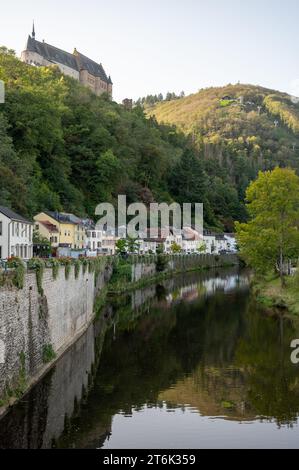 La vista del comune medievale di Vianden con lo status di città a Oesling, Lussemburgo nord-orientale, capitale del cantone di Vianden si trova sul nostro fiume, vicino a bor Foto Stock