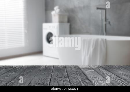 Tavolo in legno grigio vuoto in bagno. Spazio per il design Foto Stock