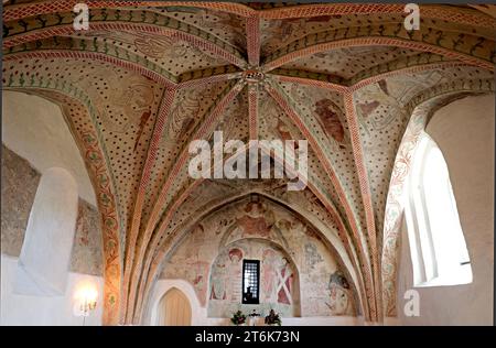 Soffitto medioevale con quattro santi nell'abside (SS Thomas Becket, Lawrence, Nicholas e Andrew), abside, Jetsmark Church, Jutland, Danimarca. Foto Stock