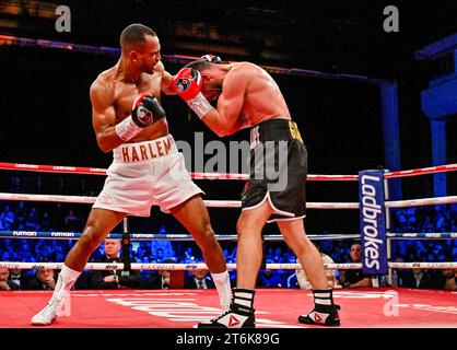 Brighton, Regno Unito. 10 novembre 2023. Harlem Eubank sconfigge Timo Schwarzkopf nell'undicesimo round prendendo la classe Super Lightweight che si tiene nella città natale di Eubank al Brighton Centre di Brighton, nell'East Sussex. Crediti: LFP/Alamy Live News Foto Stock