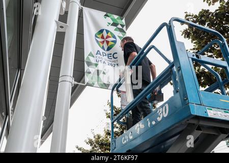 Un lavoratore lavora sui decori della cima dell'APEC fuori dal Moscone Center. La cooperazione economica Asia-Pacifico (APEC) dovrebbe tenere il suo vertice del 2023 a San Francisco, in California, dall'11 al 17 novembre, principalmente presso il Moscone Center. Il vertice riunirà leader e rappresentanti delle imprese di vari paesi per avviare discussioni su una serie di questioni. Figure importanti come il presidente degli Stati Uniti Joe Biden e il presidente Xi Jinping della Repubblica popolare cinese dovrebbero partecipare e incontrarsi durante il vertice. In preparazione, strade e strade Foto Stock