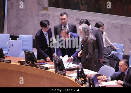 Nazioni Unite, New York, USA, 10 novembre 2023 - Zhang Jun, rappresentante permanente della Cina presso le Nazioni Unite e presidente del Consiglio di sicurezza per il mese di novembre presiede la riunione del Consiglio di sicurezza sulla situazione in Medio Oriente, compresa la questione palestinese. Oggi presso la sede delle Nazioni Unite a New York. Foto: Luiz Rampelotto/EuropaNewswire Foto Stock