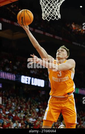 10 novembre 2023: La guardia dei Tennessee Volunteers Dalton Knecht (3) si arrende durante la partita di basket NCAA tra i Tennessee Volunteers e i Wisconsin Badgers al Kohl Center di Madison, WISCONSIN. Darren Lee/CSM Foto Stock