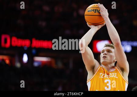 10 novembre 2023: La guardia dei Tennessee Volunteers Dalton Knecht (3) tira fuori libero durante la partita di pallacanestro NCAA tra i Tennessee Volunteers e i Wisconsin Badgers al Kohl Center di Madison, WISCONSIN. Darren Lee/CSM Foto Stock