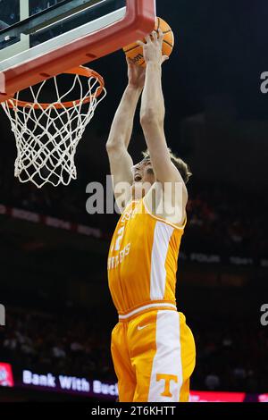 10 novembre 2023: L'attaccante dei Tennessee Volunteers Cade Phillips (12) cede il pallone durante la partita di basket NCAA tra i Tennessee Volunteers e i Wisconsin Badgers al Kohl Center di Madison, WISCONSIN. Darren Lee/CSM Foto Stock