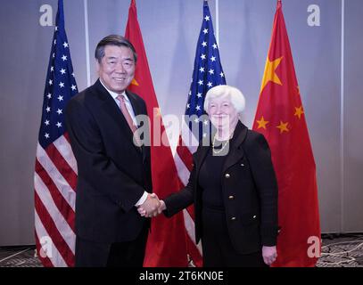 (231111) -- SAN FRANCISCO, 11 novembre 2023 (Xinhua) -- Vice Premier cinese He Lifeng, anche il capo cinese per gli affari economici e commerciali Cina-USA, tiene colloqui con il Segretario del Tesoro degli Stati Uniti Janet Yellen a San Francisco, California, Stati Uniti, 9 novembre 2023. (Xinhua/Wu Xiaoling) Foto Stock