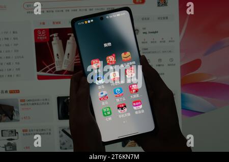 SHANGHAI, CINA - 11 NOVEMBRE 2023 - le app per lo shopping visualizzate come 11,11 sono visibili su un telefono cellulare a Shanghai, Cina, 11 novembre 2023. Foto Stock