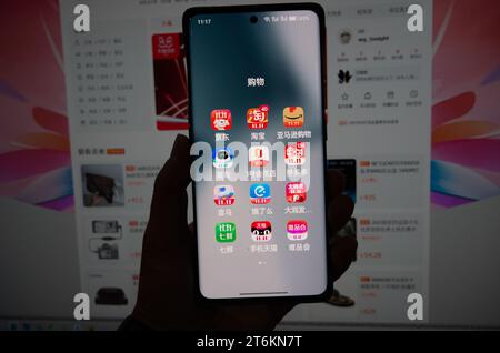 SHANGHAI, CINA - 11 NOVEMBRE 2023 - le app per lo shopping visualizzate come 11,11 sono visibili su un telefono cellulare a Shanghai, Cina, 11 novembre 2023. Foto Stock