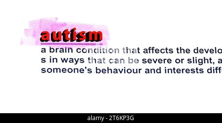 Definizione inglese della parola autismo, un tipo di disturbo mentale, evidenziato in rosso su sfondo bianco, psicologia e psichiatria Foto Stock