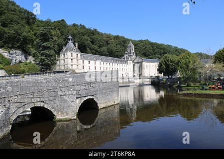 Brantôme nel Périgord chiamava anche la Venezia del Périgord a causa del fiume Dronne che la attraversa su tutti i lati. Abbazia incastonata nella scogliera, troglo Foto Stock