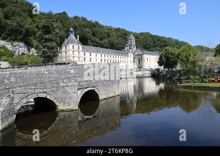 Brantôme nel Périgord chiamava anche la Venezia del Périgord a causa del fiume Dronne che la attraversa su tutti i lati. Abbazia incastonata nella scogliera, troglo Foto Stock