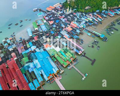 Vista aerea dei colorati tetti delle case su un villaggio di Koh Panyee. villaggio incredibile sull'acqua di mare. I nativi hanno densamente piantato i loro alloggi sulla IS Foto Stock