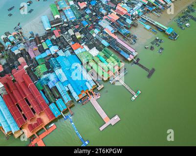 Vista aerea dei colorati tetti delle case su un villaggio di Koh Panyee. villaggio incredibile sull'acqua di mare. I nativi hanno densamente piantato i loro alloggi sulla IS Foto Stock