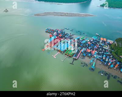 Vista aerea dei colorati tetti delle case su un villaggio di Koh Panyee. villaggio incredibile sull'acqua di mare. I nativi hanno densamente piantato i loro alloggi sulla IS Foto Stock