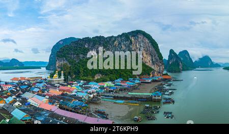 Vista aerea dei colorati tetti delle case su un villaggio di Koh Panyee. villaggio incredibile sull'acqua di mare. I nativi hanno densamente piantato i loro alloggi sulla IS Foto Stock