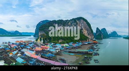 Vista aerea dei colorati tetti delle case su un villaggio di Koh Panyee. villaggio incredibile sull'acqua di mare. I nativi hanno densamente piantato i loro alloggi sulla IS Foto Stock