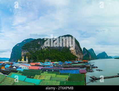 Vista aerea dei colorati tetti delle case su un villaggio di Koh Panyee. villaggio incredibile sull'acqua di mare. I nativi hanno densamente piantato i loro alloggi sulla IS Foto Stock