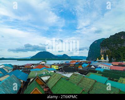 Vista aerea dei colorati tetti delle case su un villaggio di Koh Panyee. villaggio incredibile sull'acqua di mare. I nativi hanno densamente piantato i loro alloggi sulla IS Foto Stock