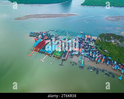 Vista aerea dei colorati tetti delle case su un villaggio di Koh Panyee. villaggio incredibile sull'acqua di mare. I nativi hanno densamente piantato i loro alloggi sulla IS Foto Stock