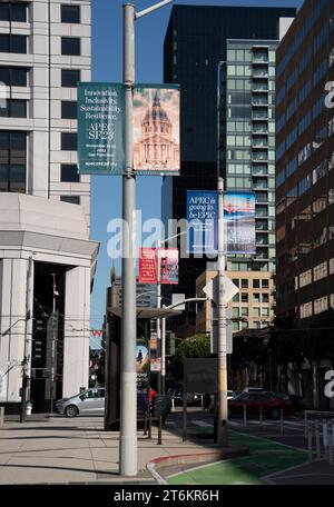 (231111) -- SAN FRANCISCO, 11 novembre 2023 (Xinhua) -- questa foto scattata il 7 novembre 2023 mostra striscioni raffiguranti il prossimo 30° incontro dei leader economici APEC fuori dalla sede dell'incontro a San Francisco, California, Stati Uniti. La 30a riunione dei leader economici dell'APEC si terrà a San Francisco. (Foto di li Jianguo/Xinhua) Foto Stock