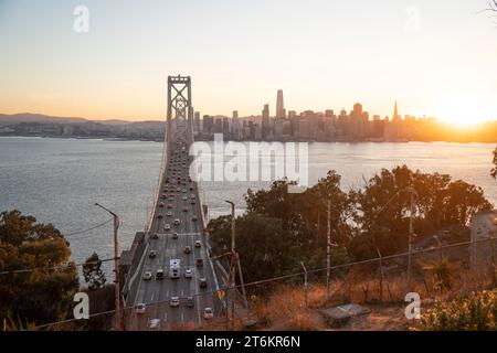 (231111) -- SAN FRANCISCO, 11 novembre 2023 (Xinhua) -- questa foto scattata il 31 ottobre 2023 mostra il Bay Bridge a San Francisco, California, Stati Uniti. La 30a riunione dei leader economici dell'APEC si terrà a San Francisco. (Foto di li Jianguo/Xinhua) Foto Stock