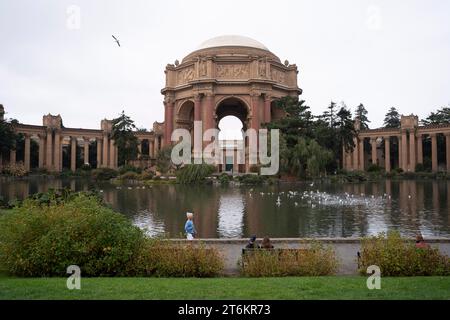 (231111) -- SAN FRANCISCO, 11 novembre 2023 (Xinhua) -- questa foto scattata il 5 novembre 2023 mostra il Palazzo delle Belle Arti di San Francisco, California, Stati Uniti. La 30a riunione dei leader economici dell'APEC si terrà a San Francisco. (Foto di li Jianguo/Xinhua) Foto Stock
