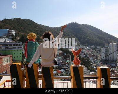 (231111) -- BUSAN, 11 novembre 2023 (Xinhua) -- Un turista posa per le foto al Gamcheon Culture Village di Busan, Corea del Sud il 9 novembre 2023. (Xinhua/Yao Qilin) Foto Stock