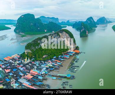 Vista aerea dei colorati tetti delle case su un villaggio di Koh Panyee. villaggio incredibile sull'acqua di mare. I nativi hanno densamente piantato i loro alloggi sulla IS Foto Stock