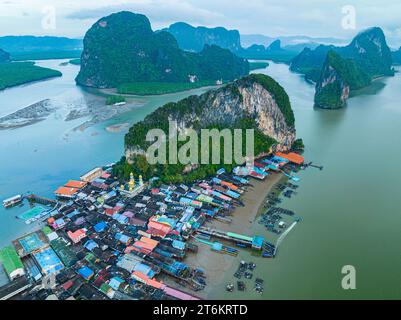 Vista aerea dei colorati tetti delle case su un villaggio di Koh Panyee. villaggio incredibile sull'acqua di mare. I nativi hanno densamente piantato i loro alloggi sulla IS Foto Stock