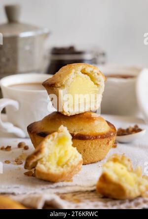 Pasticciotto leccese ripieno di crema pasticcera all'uovo, dolce tipico di Lecce, Italia. Pezzi di pasticiotto su un tovagliolo beige, colazione pugliese Foto Stock