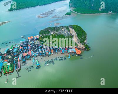 Vista aerea dei colorati tetti delle case su un villaggio di Koh Panyee. villaggio incredibile sull'acqua di mare. I nativi hanno densamente piantato i loro alloggi sulla IS Foto Stock