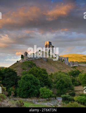 Castello di Corfe nel Dorset sopra il villaggio di Corfe Foto Stock