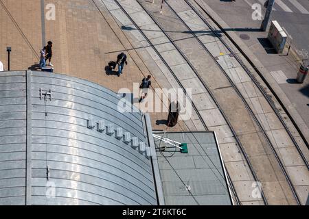 Vienna, Austria - 16 giugno 2023: Vista dall'alto di Vienna Street dal tetto dell'edificio Foto Stock